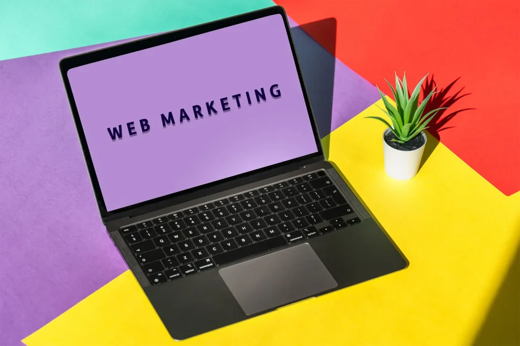 Écran d'ordinateur affichant 'Web Marketing', projet de stratégie digitale par Ambre